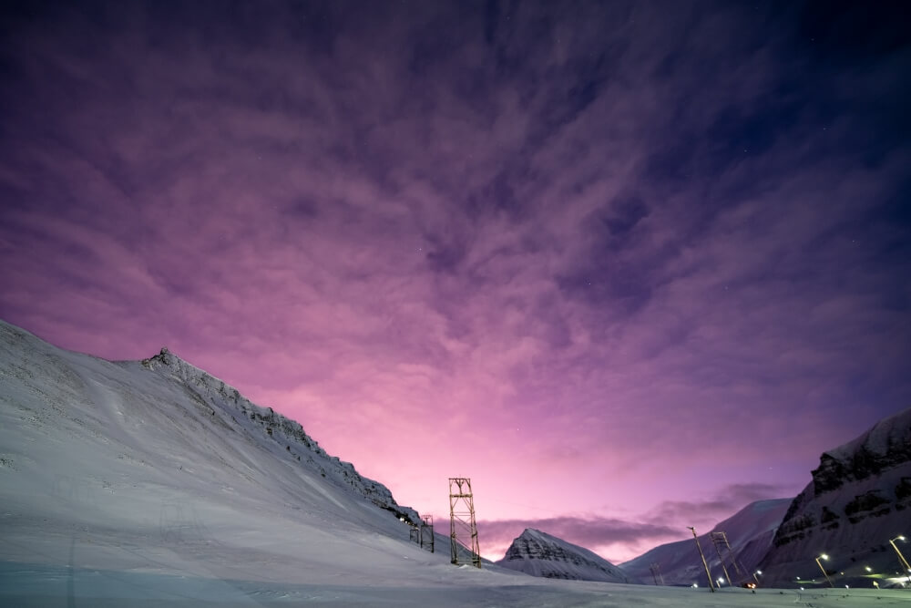 ピンク色の空と雪山