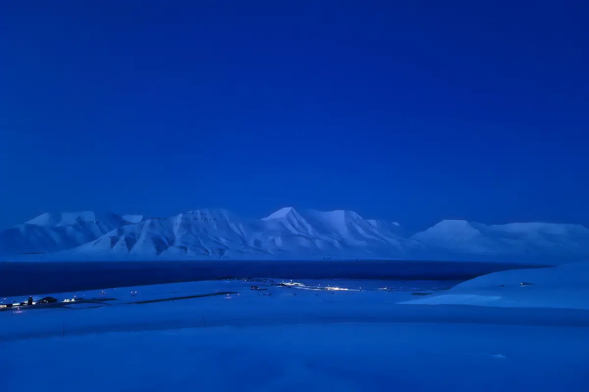 ブルーアワーに染まるスヴァールバルの風景