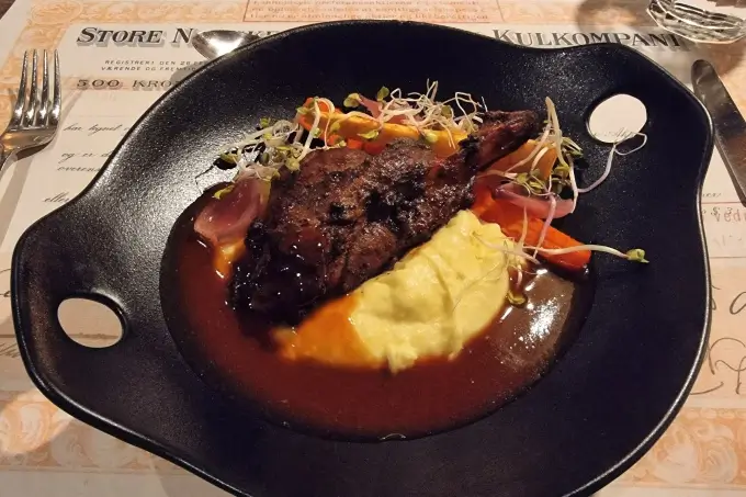 Gruvelageretで提供された豚肉のグリルとキムチ風味のソース