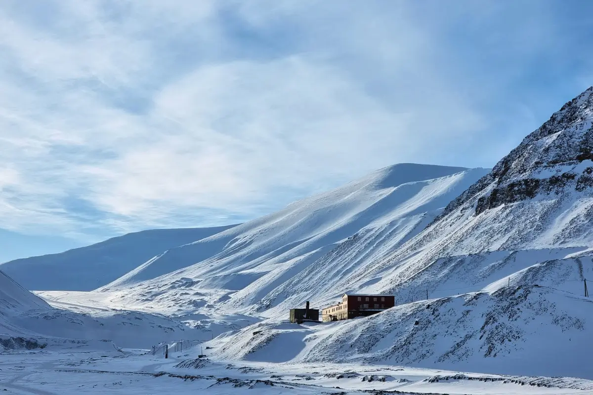 Gruvelageret周辺に広がる雪山と谷の景色