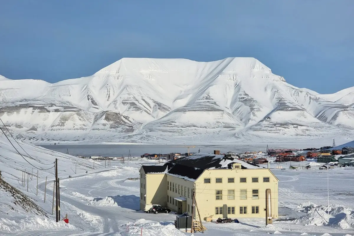 雪山を背景に建つロングイェールビーンのHusetレストラン