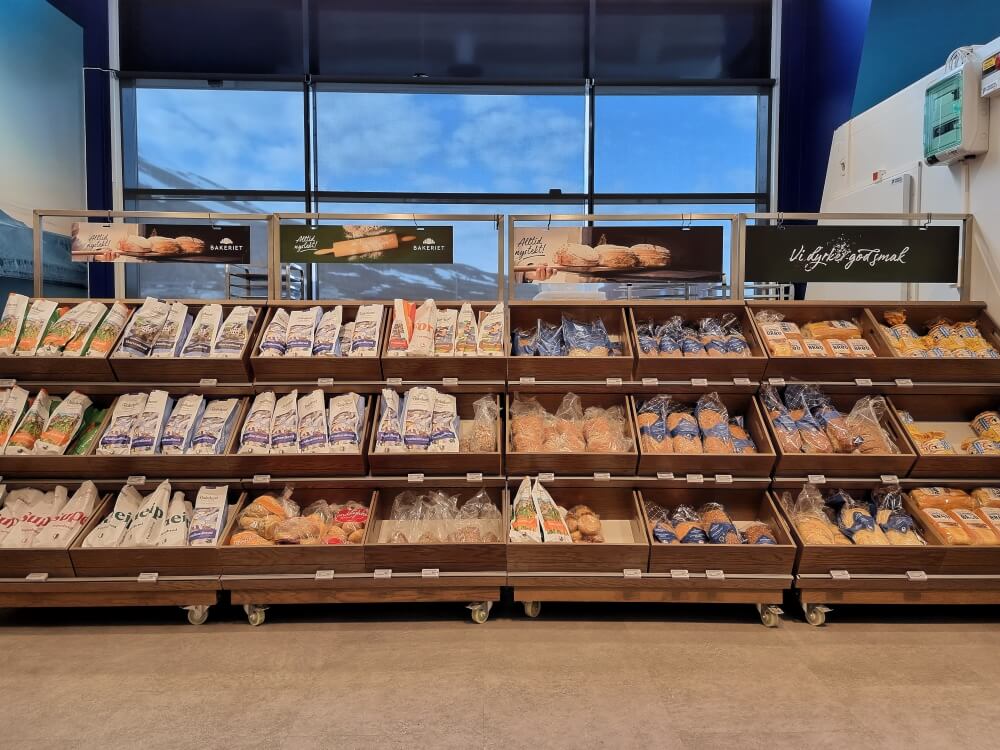 現地スーパーのパン売り場