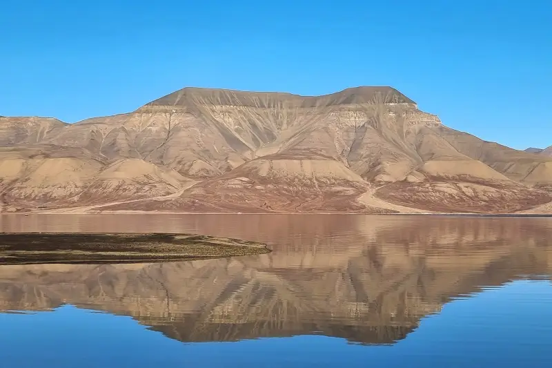 LoFFhuset周辺から見えるフィヨルドと山の景色