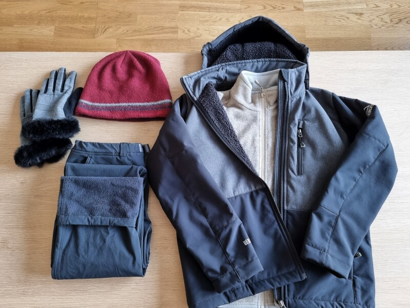 防風ジャケット、トレッキングパンツ、手袋、ニット帽