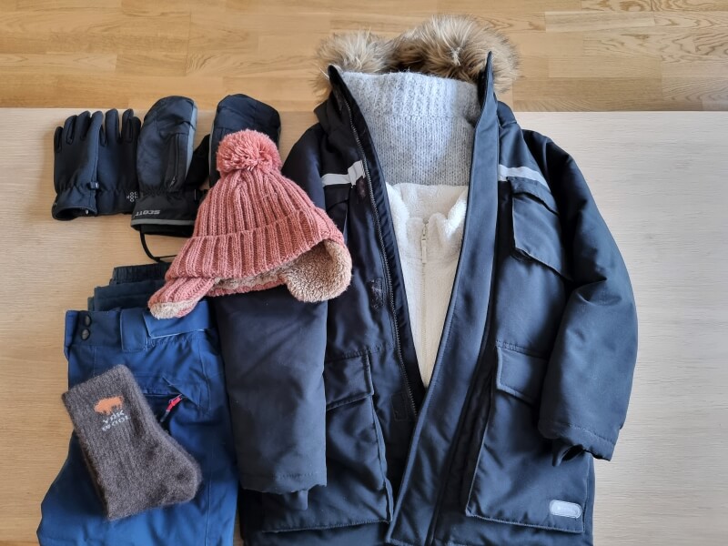 極地用ダウン、セーター、フリース、雪山登山パンツ、防寒グローブ、インナーグローブ、ウール靴下、耳付き帽子