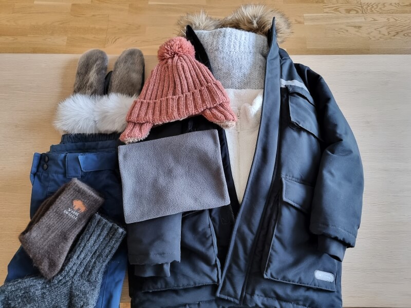 極地用ダウン、セーター、フリース、雪山登山パンツ、毛皮ミトン、ネックウォーマー、ウール靴下、耳付き帽子