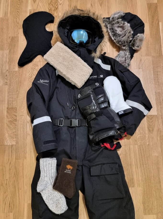 防寒着、バラクラバ、耳付き帽子、ネックウォーマー、ゴーグル、ミトン、インナーグローブ、ウール靴下