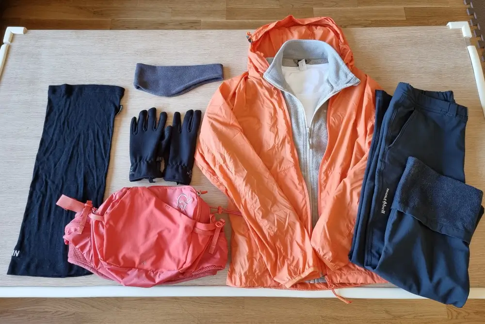 夏のスヴァールバルで暖かい日にトレッキングをするときの服装
