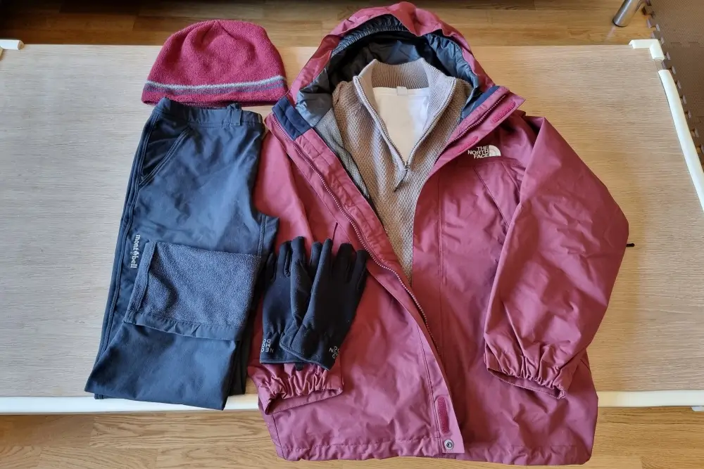 スヴァールバルの夏に着ている防風ジャケットとトレッキングパンツの服装