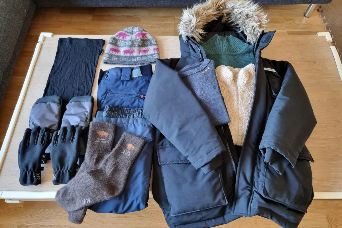 真冬のスヴァールバルで着ているダウンジャケットと防寒パンツの服装