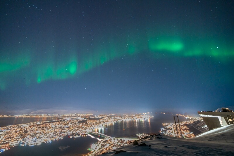 トロムソ市街の上空に舞う緑色のオーロラ(ケーブルカー展望台からの眺め)