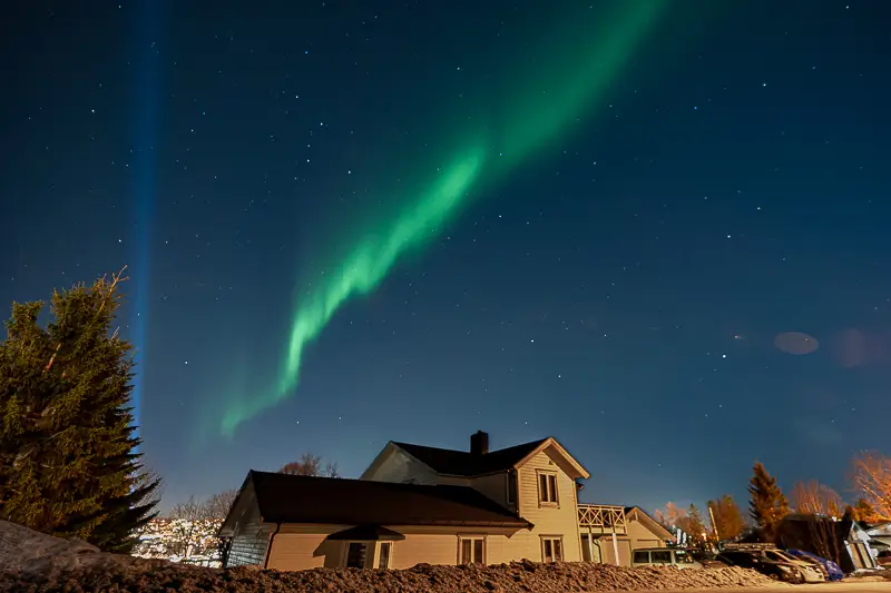 Tromsdalenの住宅街の上空に現れたオーロラ
