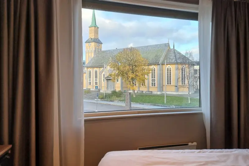 Quality Hotel Sagaの客室から見えるトロムソ大聖堂