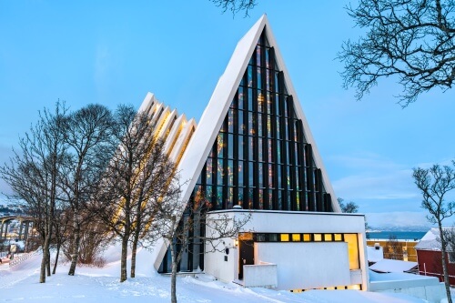 トロムソの雪景色の中に佇む北極教会（Arctic Cathedral）