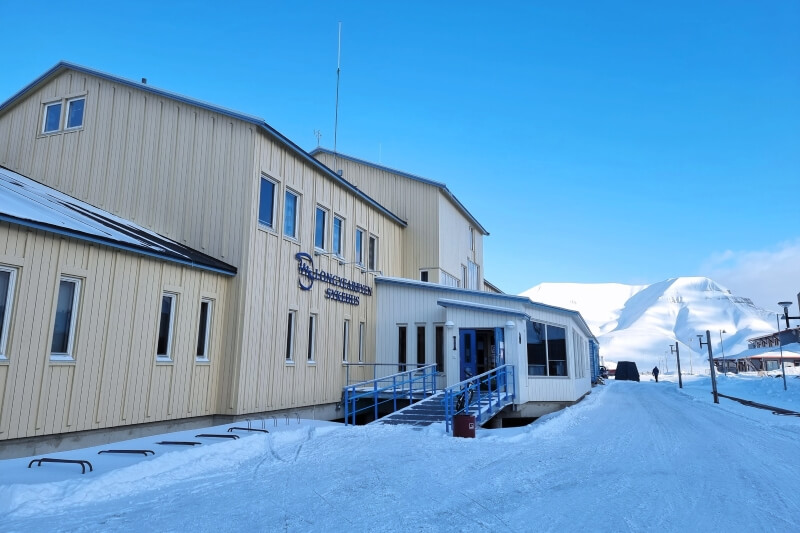 スヴァールバル諸島にあるロングイェールビーン病院の外観