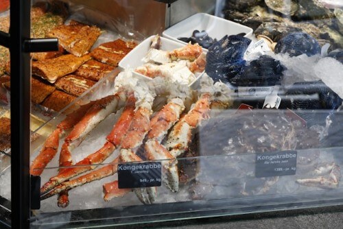 トロムソの市場でショーケースの中に魚介が並ぶ