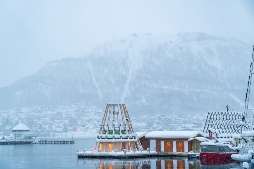 冬のトロムソ港に浮かぶサウナ施設