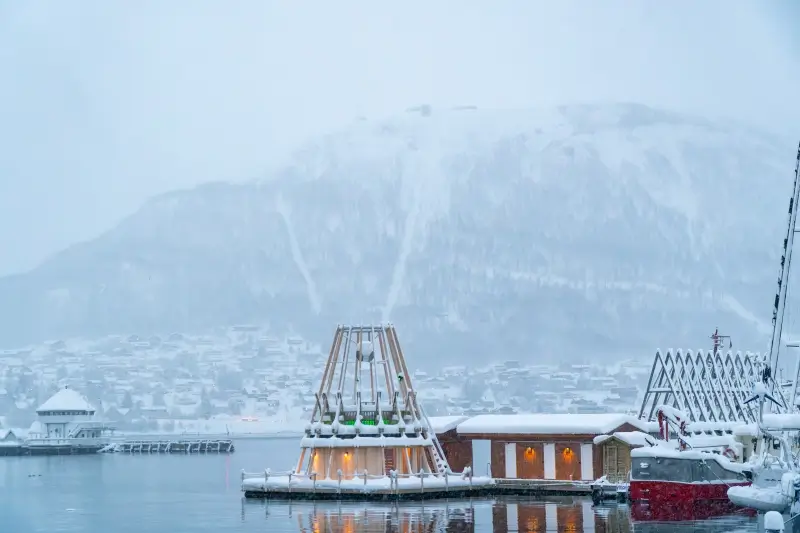 雪の降るトロムソ港に浮かぶサウナ施設Pust Tromsø