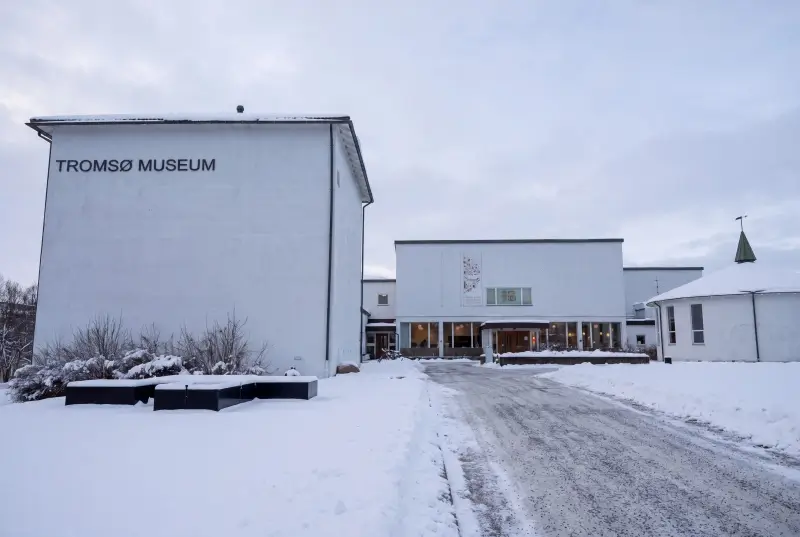 雪景色の中に建つトロムソ博物館(The Arctic University Museum of Norway)の外観
