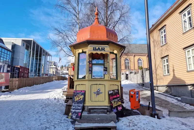 雪の残るトロムソ中心部にあるRaketten Bar & Pølseの外観