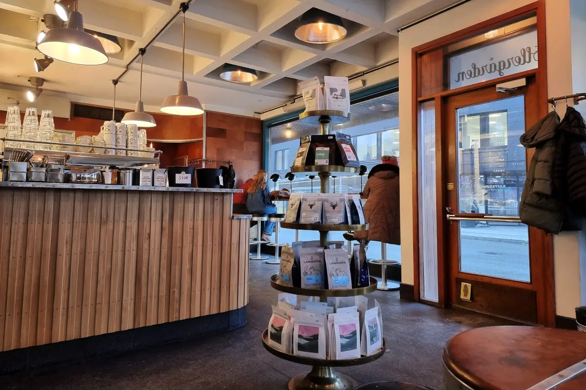 トロムソ中心部にあるKaffebønna Stortorgetの店内とコーヒー豆の販売棚