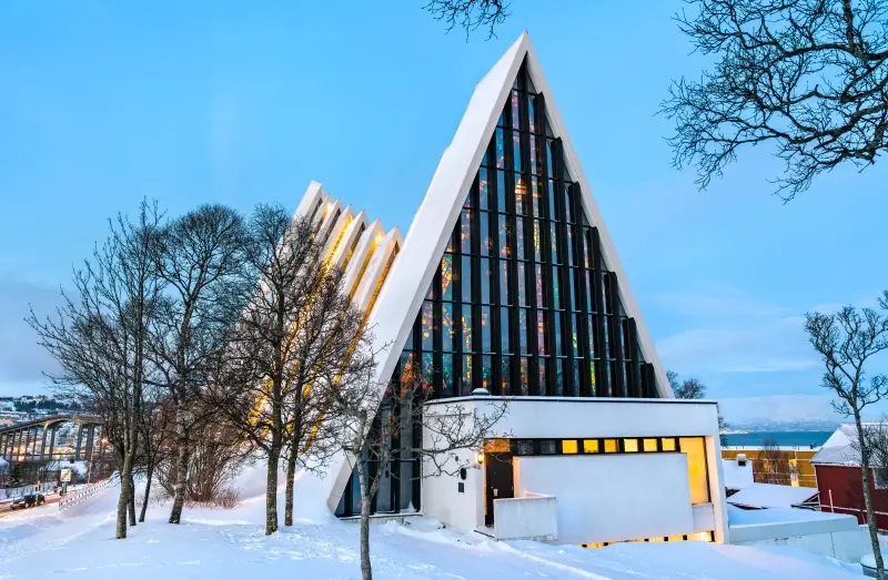 雪景色の中に建つ北極教会(Arctic Cathedral)の三角形の外観