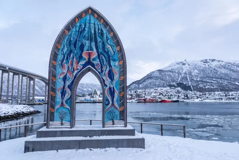 Gateway to the Arctic(Porten til Ishavet)のモザイクアーチ越しに見える北極教会