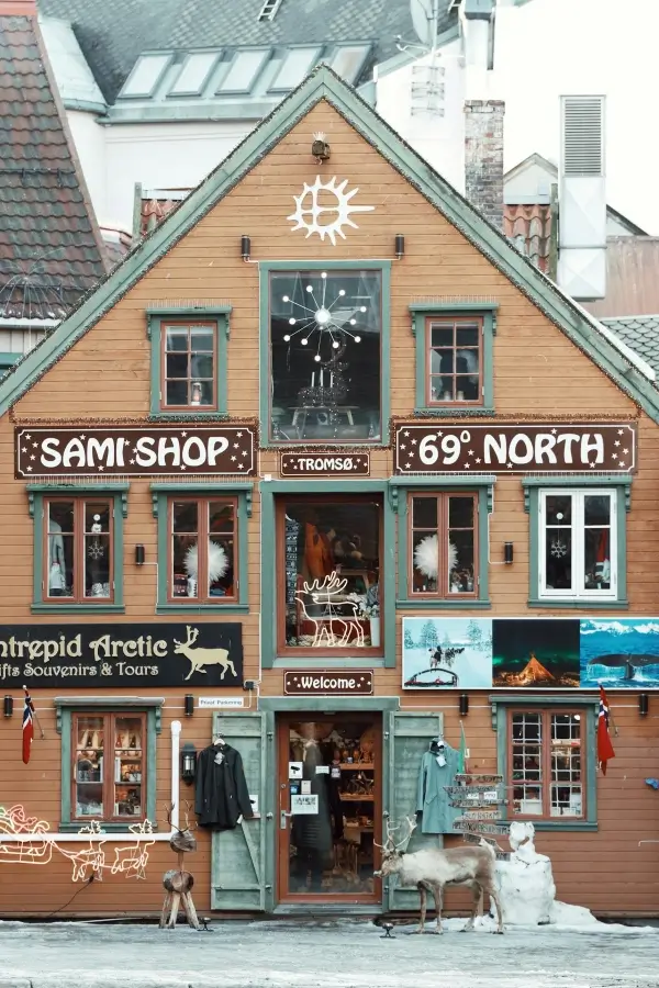 トロムソ中心部にある木造のお土産店Sami Shopの外観