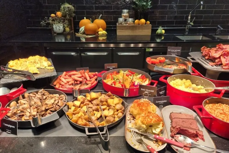 Thon Hotel Tromsøの朝食ビュッフェに並ぶ温かい料理