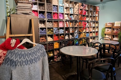 スヴァールバル諸島にある Fruene カフェ店内には毛糸や編み物用品が並ぶ