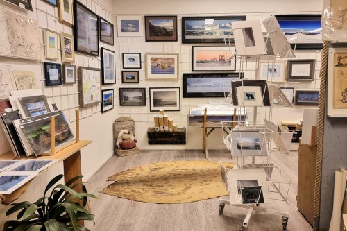 Barbara Foto & Ramme AS(ギャラリーショップ)の店内には地元アーティストの写真や絵画が並ぶ