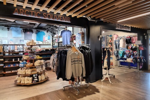 ロングイェールビーン街中にあるLompen Senteret(ショッピングモール)の中には複数のお土産屋が入っている