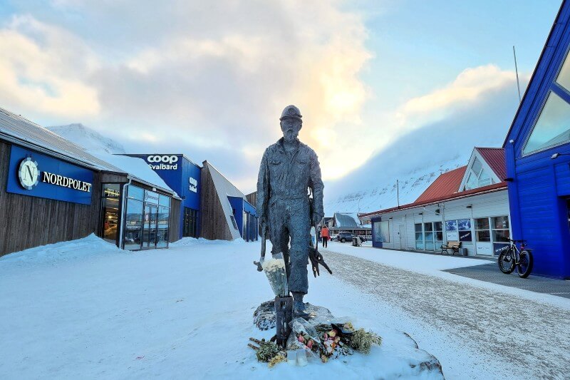 ロングイェールビーンのメインストリートにある炭鉱夫の銅像