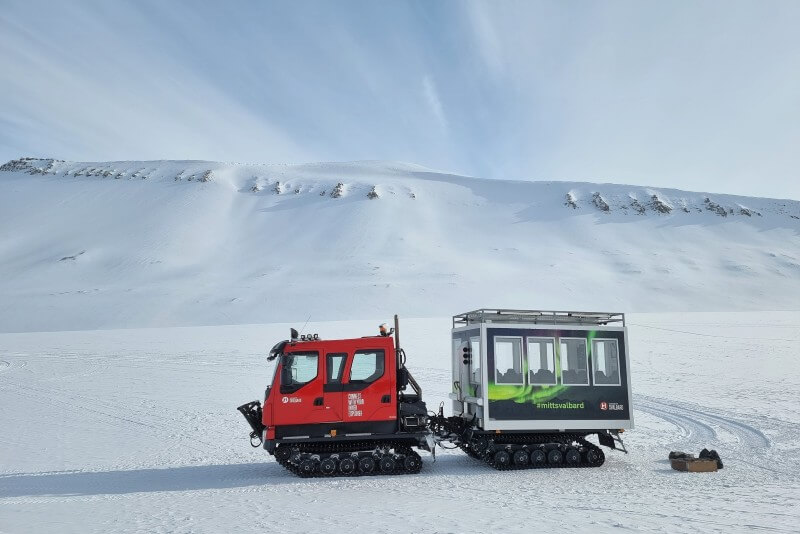 ロングイェールビーン周辺の雪山に停まる雪上車