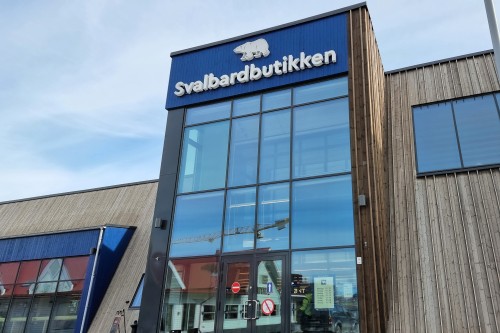 ロングイェールビーン唯一のスーパーマーケット、Svalbardbutikkenの外観