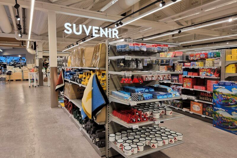 ロングイェールビーンにあるスーパー店内では土産物コーナーもあり、お土産品が充実している