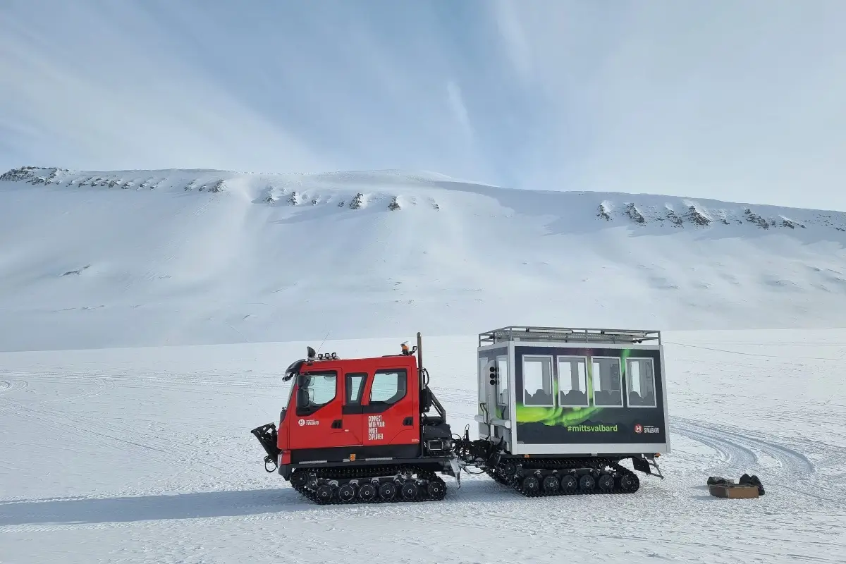 ロングイェールビーン周辺の雪山に停まる雪上車