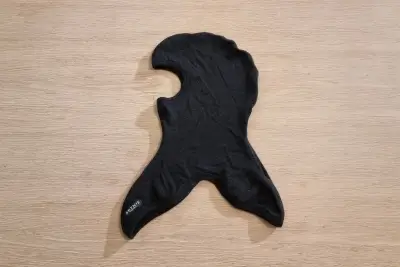 顔と頭を覆う黒いバラクラバ