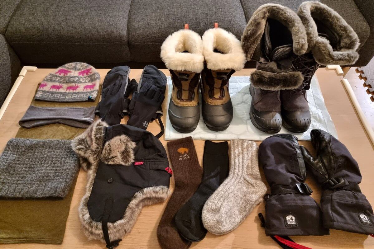 オーロラ観賞の末端防寒セット(防寒ブーツ・ミトン手袋・ウール靴下・帽子)の持ち物写真