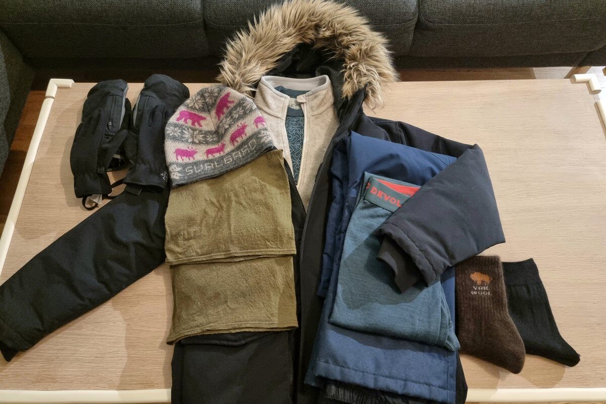 オーロラ観賞に最適な服装の全身コーデ例