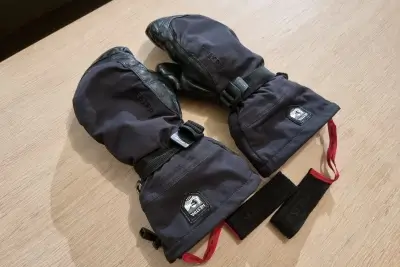 ハンドカフを取り付けたHESTRAの防寒ミトン