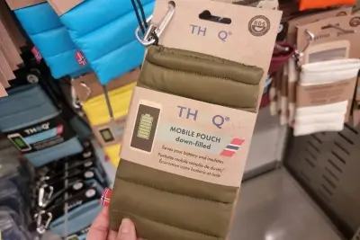 THOQのダウン製スマホポーチ（氷点下でのスマホの冷え対策用）