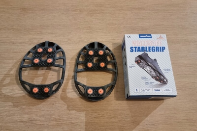 北欧の凍結路対策に便利な簡易アイゼン(靴用スパイク)