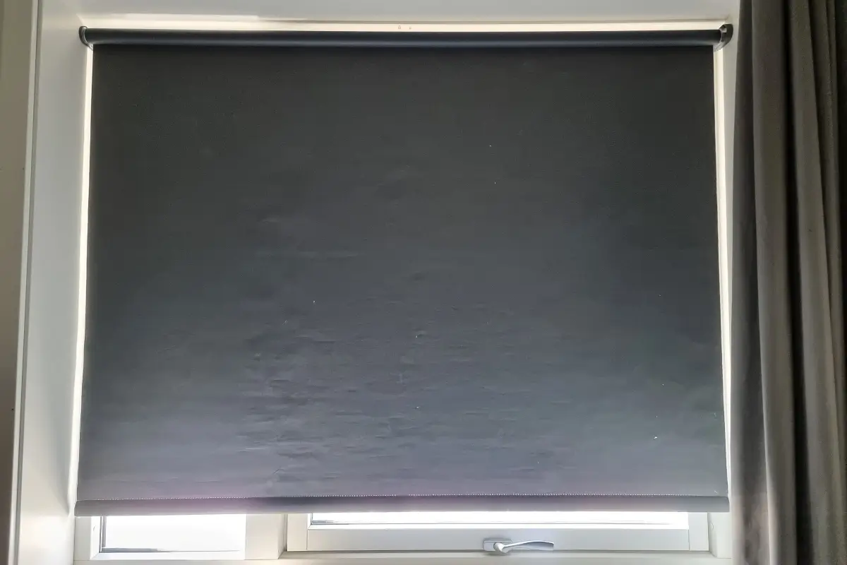 小さな穴が開いた古い遮光ブラインド