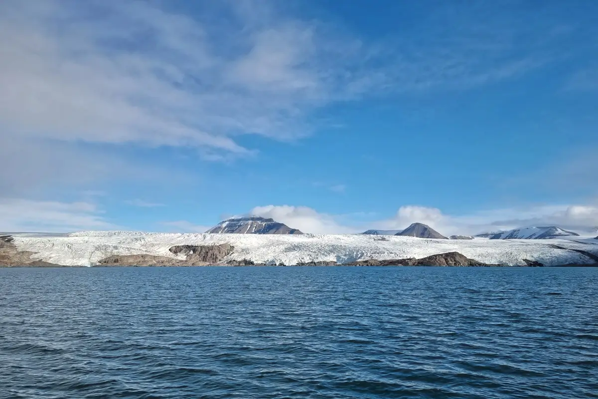 2026年8月に撮影したノルデンショルド氷河と手前に見える岩場