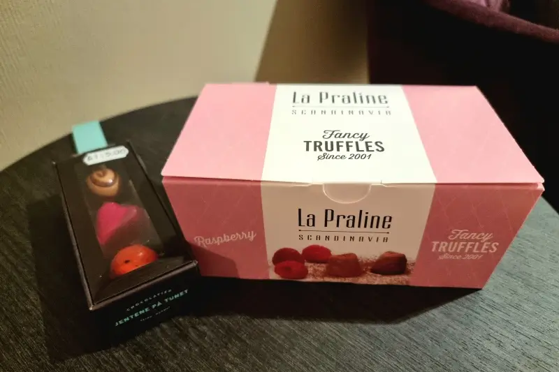 トロムソでお土産に購入したチョコレートとラズベリー味のトリュフ