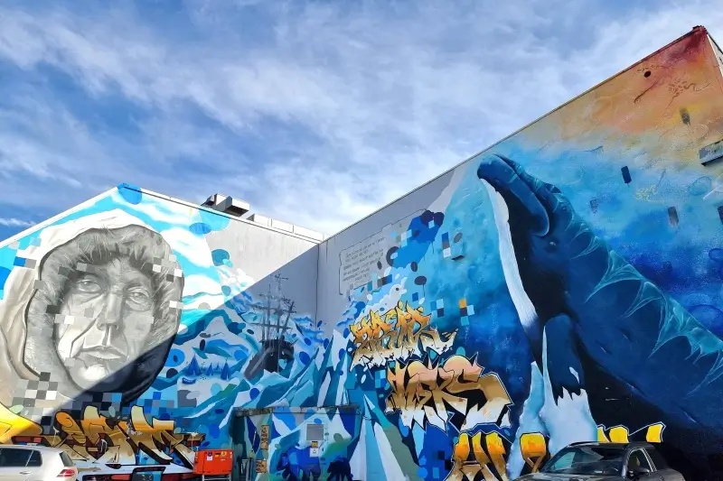 トロムソの建物の壁に描かれた大きなクジラのアート