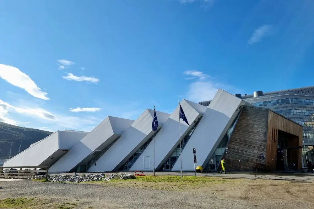 トロムソの水族館ポラリアの傾いたブロック状の建物