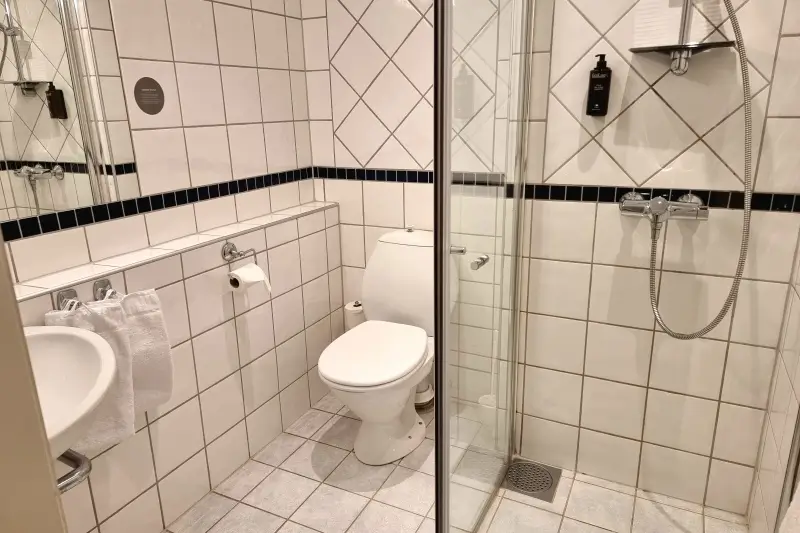 Quality Hotel Grand Tromsøの客室にあるシャワーブースとトイレ