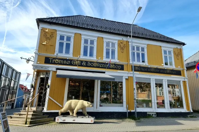 入口に階段がある、トロムソの黄色い土産物店